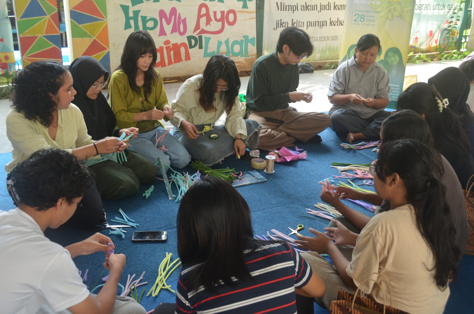 UNJ Perkuat Kreativitas dan Literasi Visual Anak melalui Kegiatan Seni di RPTRA Kebon Sirih Jakarta