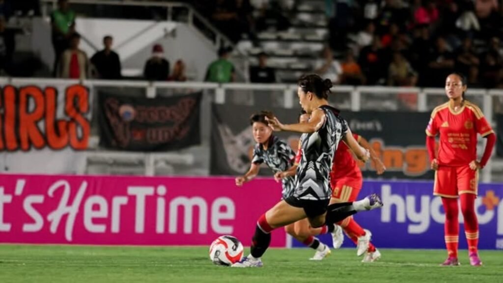 Nao Tsukamoto mencetak gol penalti untuk FC Bekasi City Women ke gawang Persija Women pada pekan pertama IWL 2026/27 (18/10)./Instagram @fcbekasi