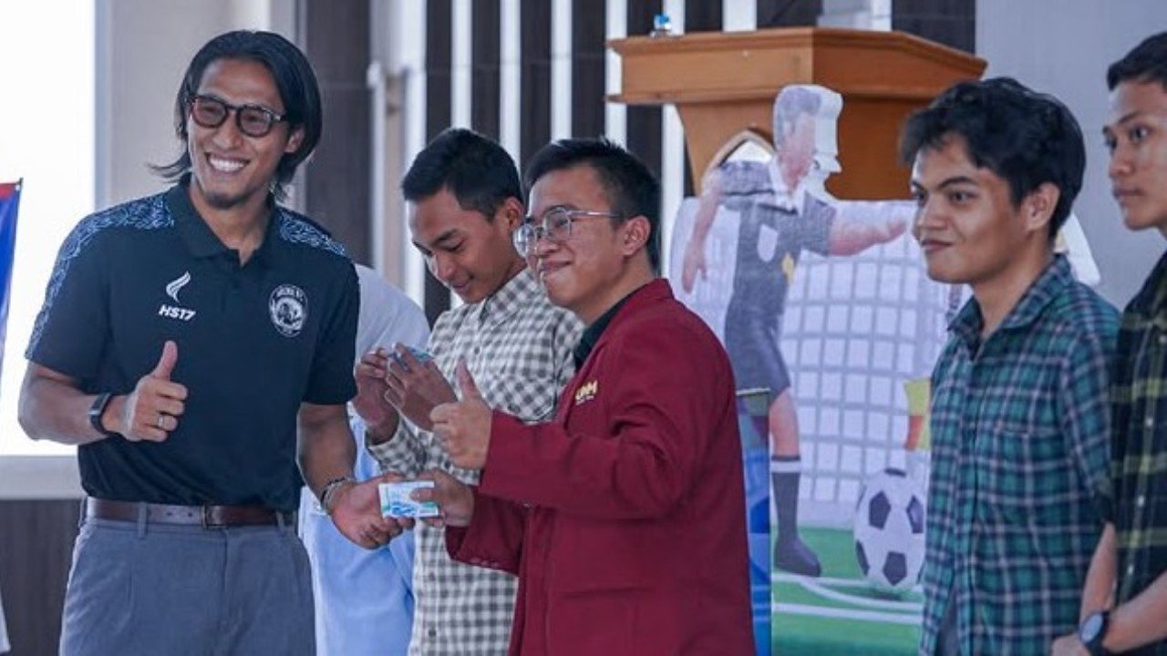 Pemain Arema FC, Hanif Sjahbandi hadir dalam kunjungan I League beserta beberapa pelaku industri sepak bola nasional termasuk Arema FC di Universitas Muhammadiyah Malang (UMM), Senin (12/10)./Instagram @ileague.id