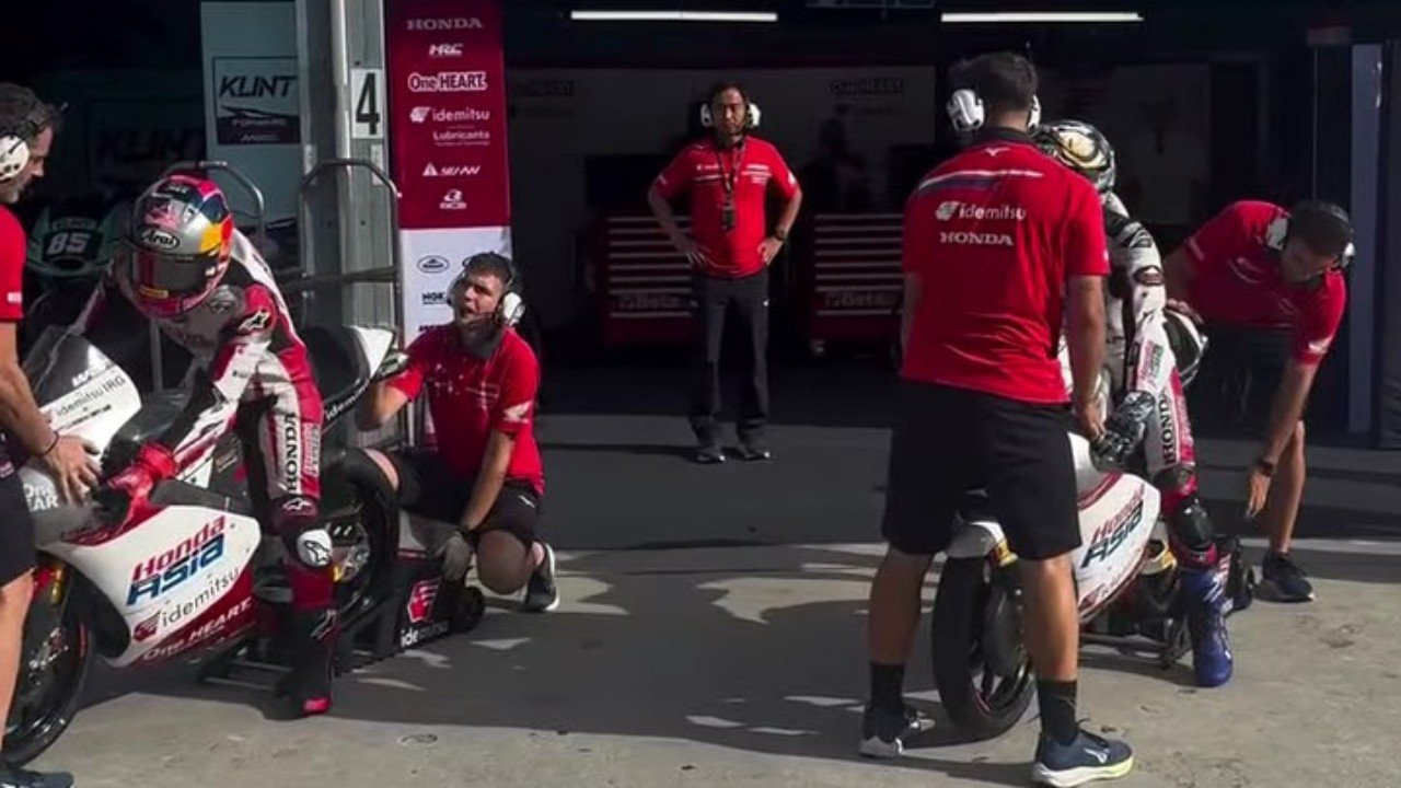 Dipantau Hiroshi Aoyama, Veda Pratama dan Zen Mitani saat melakoni sesi Jumat Moto3 Malaysia 2026 (30/10)./Instagram @honda_team_asia