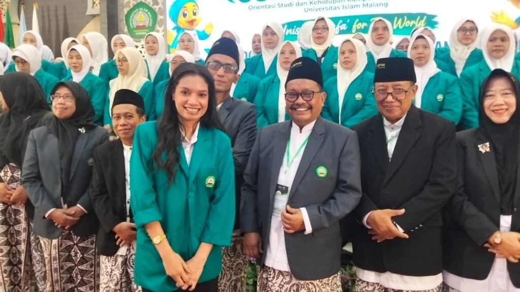 Direktur Pascasarjana Unisma, Prof. Mas'ud Said (tengah), berfoto bersama Abia do Carmo Vieira (depan, tengah-kiri), mahasiswa baru asal Timor-Leste, beserta jajaran dan peserta OSHIKA MABA Pascasarjana Unisma 2026.
