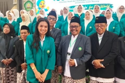 Direktur Pascasarjana Unisma, Prof. Mas'ud Said (tengah), berfoto bersama Abia do Carmo Vieira (depan, tengah-kiri), mahasiswa baru asal Timor-Leste, beserta jajaran dan peserta OSHIKA MABA Pascasarjana Unisma 2026.
