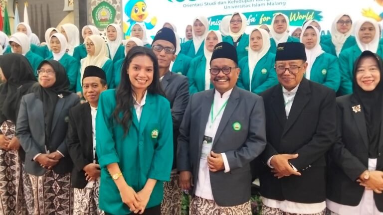Direktur Pascasarjana Unisma, Prof. Mas'ud Said (tengah), berfoto bersama Abia do Carmo Vieira (depan, tengah-kiri), mahasiswa baru asal Timor-Leste, beserta jajaran dan peserta OSHIKA MABA Pascasarjana Unisma 2026.