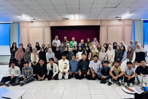 Dokumentasi bersama peserta seminar ilmiah dan pengabdian masyarakat