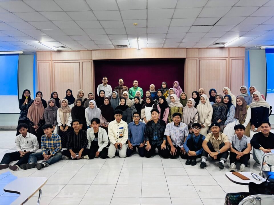 Dokumentasi bersama peserta seminar ilmiah dan pengabdian masyarakat