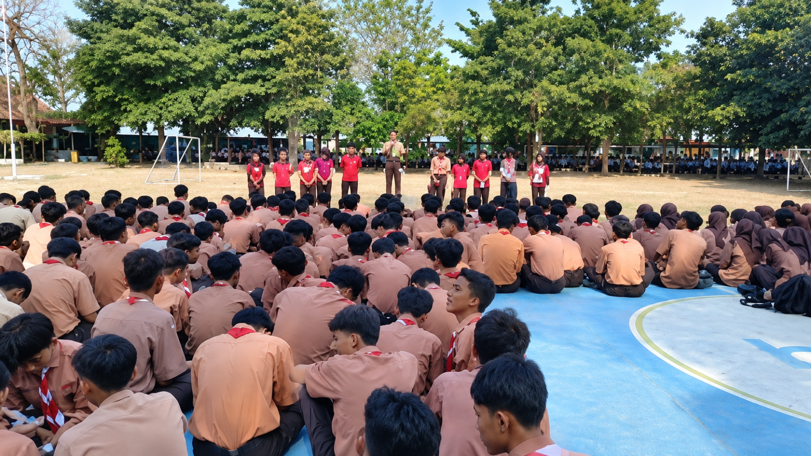 Kandidat calon pemimpin organisasi siswa berdiri di hadapan ratusan siswa untuk memaparkan program kerja dan gagasan terbaik mereka.