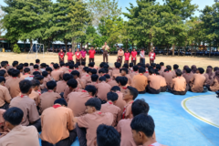 Kandidat calon pemimpin organisasi siswa berdiri di hadapan ratusan siswa untuk memaparkan program kerja dan gagasan terbaik mereka.