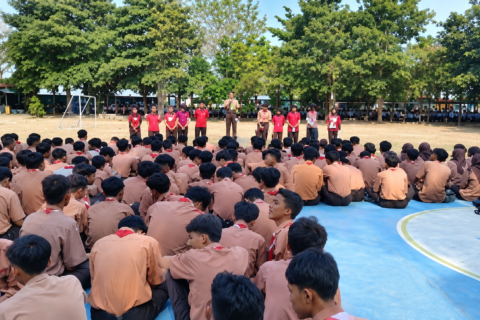 Kandidat calon pemimpin organisasi siswa berdiri di hadapan ratusan siswa untuk memaparkan program kerja dan gagasan terbaik mereka.