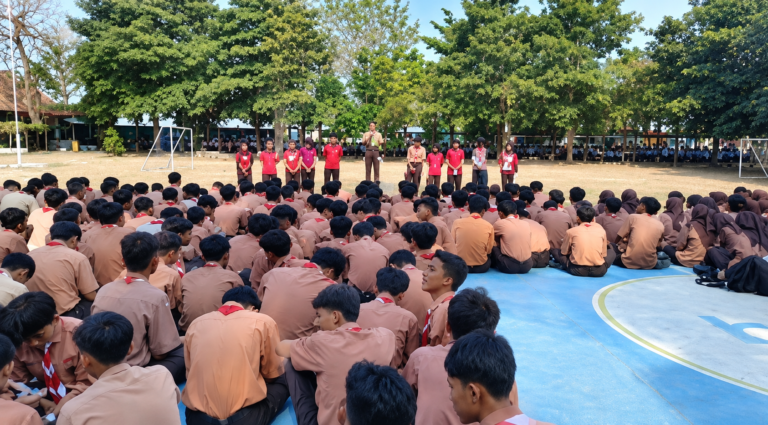 Kandidat calon pemimpin organisasi siswa berdiri di hadapan ratusan siswa untuk memaparkan program kerja dan gagasan terbaik mereka.