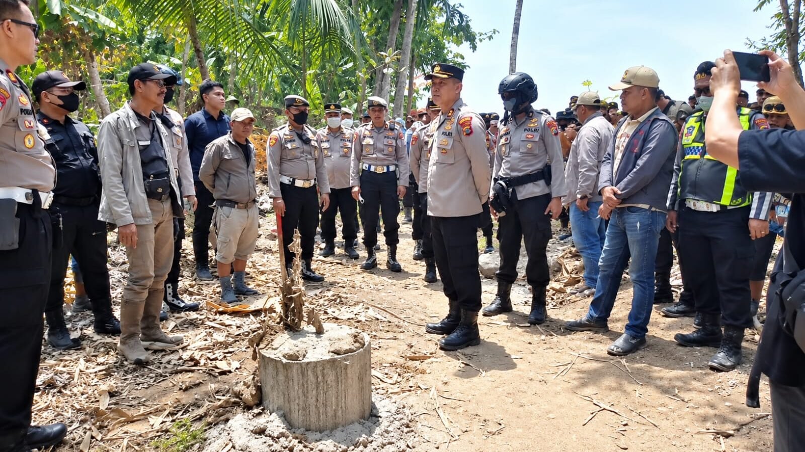 Akses jalan di kawasan perkebunan PT Kali Jeruk Baru, Randuagung, Lumajang, yang sebelumnya diblokir warga dari tiga desa—Kalipenggung, Ranulogong, dan Salak—kini kembali dibuka, Rabu (7/10/2026).
