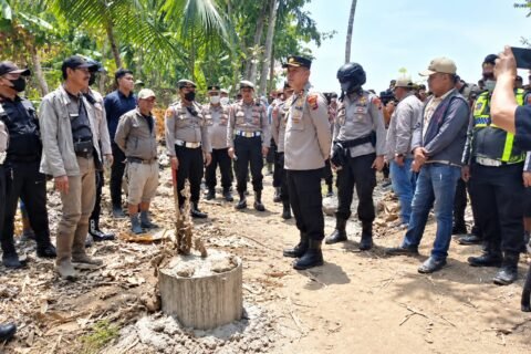 Akses jalan di kawasan perkebunan PT Kali Jeruk Baru, Randuagung, Lumajang, yang sebelumnya diblokir warga dari tiga desa—Kalipenggung, Ranulogong, dan Salak—kini kembali dibuka, Rabu (7/10/2026).