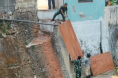 Koramil Klojen mengerjakan Jembatan Perintis Garuda