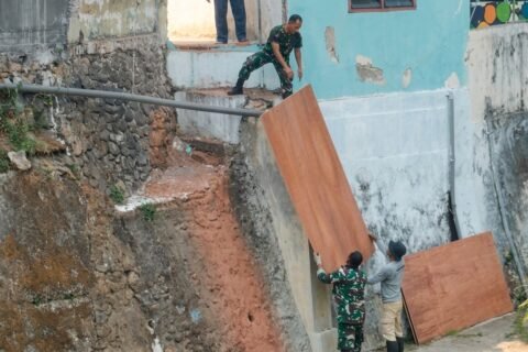 Koramil Klojen mengerjakan Jembatan Perintis Garuda
