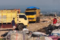 Aktivitas operasional dan pengelolaan sampah di area Tempat Pemrosesan Akhir (TPA) Supit Urang Kota Malang.