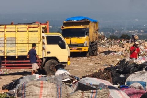 Aktivitas operasional dan pengelolaan sampah di area Tempat Pemrosesan Akhir (TPA) Supit Urang Kota Malang.