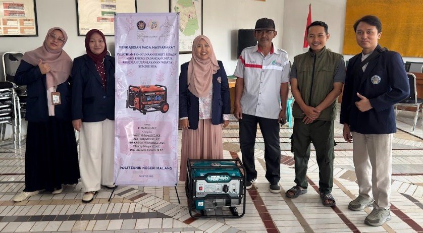 Tim Pengabdian kepada Masyarakat Politeknik Negeri Malang menyerahkan unit genset kepada pengelola Wisata Sumber Sira, Desa Putukrejo, Kecamatan Gondanglegi, Kabupaten Malang.