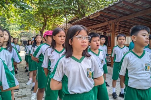 Siswa-siswi SD Katolik Santo Paulus Bojonegoro tampak fokus dan disiplin menyimak instruksi sebelum memulai rangkaian aktivitas fisik di Mbedidhink Outbound.