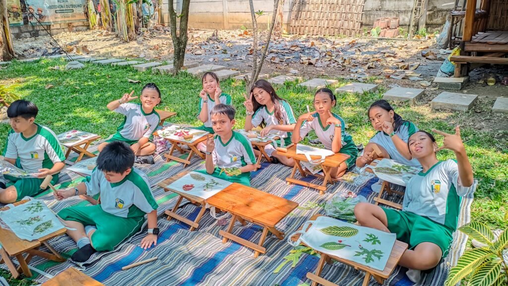 Seru dan kreatif! Anak-anak SD Katolik Santo Paulus Bojonegoro memamerkan karya seni daun dan cetak alami saat menikmati kegiatan luar ruangan di Mbedidhink Outbound.