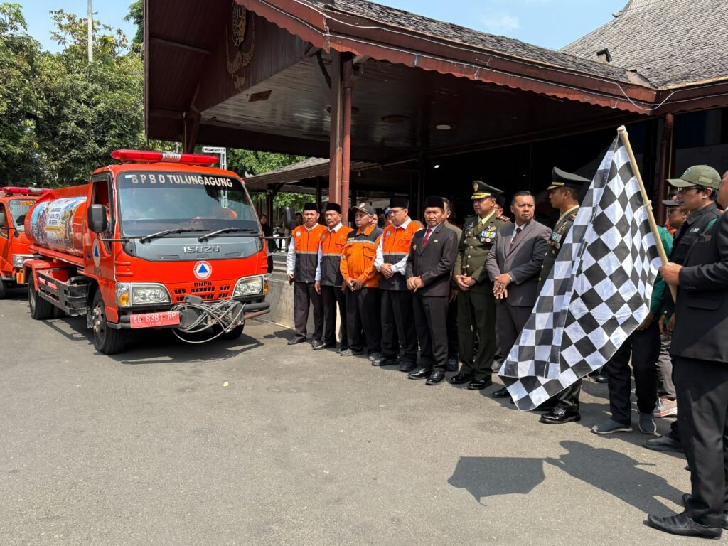 Bupati Tulungagung, Ahmad Baharudin, bersama jajaran resmi memberangkatkan armada program Sejuta Liter Air Bersih di Pendopo Kabupaten Tulungagung.