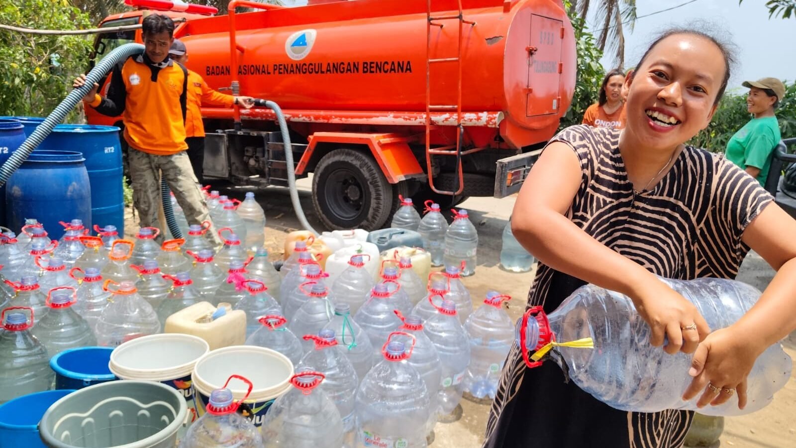 Warga sumringah saat menerima pasokan bantuan air bersih dari truk tangki untuk memenuhi kebutuhan harian di tengah kekeringan.