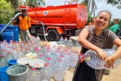Warga sumringah saat menerima pasokan bantuan air bersih dari truk tangki untuk memenuhi kebutuhan harian di tengah kekeringan.