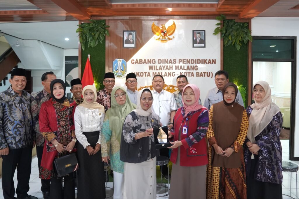 Ketua Komisi E DPRD Jawa Timur Dr. Sri Untari Bisowarno, M.A.P. menyerahkan plakat cendera mata kepada jajaran Cabang Dinas Pendidikan Wilayah Kota Malang dan Kota Batu dalam agenda pengawasan implementasi anggaran dan pematangan regulasi pendidikan SMA/SMK di Malang.