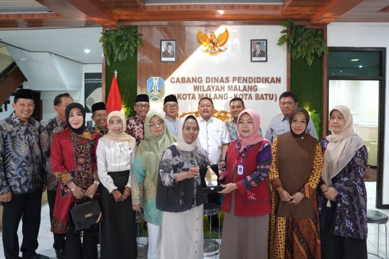 Ketua Komisi E DPRD Jawa Timur Dr. Sri Untari Bisowarno, M.A.P. menyerahkan plakat cendera mata kepada jajaran Cabang Dinas Pendidikan Wilayah Kota Malang dan Kota Batu dalam agenda pengawasan implementasi anggaran dan pematangan regulasi pendidikan SMA/SMK di Malang.