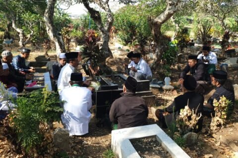Suasana khidmat saat rombongan MWC NU Lowokwaru melaksanakan Ziarah Muassis NU ke maqbarah para perintis dakwah di Malang, Ahad (11/10/2026), sebagai rangkaian awal Peringatan Hari Santri Nasional (HSN) 2026.