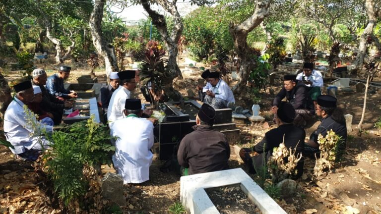 Suasana khidmat saat rombongan MWC NU Lowokwaru melaksanakan Ziarah Muassis NU ke maqbarah para perintis dakwah di Malang, Ahad (11/10/2026), sebagai rangkaian awal Peringatan Hari Santri Nasional (HSN) 2026.