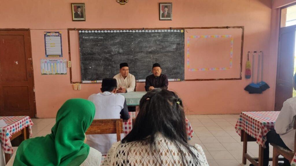 Pengawas sekolah H. Syamsul Hadi, M.Pd bersama Kepala SDN Ngadirejo I Risdiyan Tri Wahyudi, M.Pd memimpin jalannya kegiatan pembinaan ASN di ruang kelas.