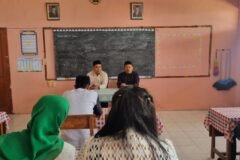 Pengawas sekolah H. Syamsul Hadi, M.Pd bersama Kepala SDN Ngadirejo I Risdiyan Tri Wahyudi, M.Pd memimpin jalannya kegiatan pembinaan ASN di ruang kelas.