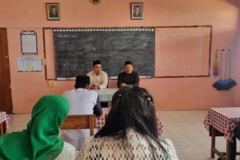 Pengawas sekolah H. Syamsul Hadi, M.Pd bersama Kepala SDN Ngadirejo I Risdiyan Tri Wahyudi, M.Pd memimpin jalannya kegiatan pembinaan ASN di ruang kelas.