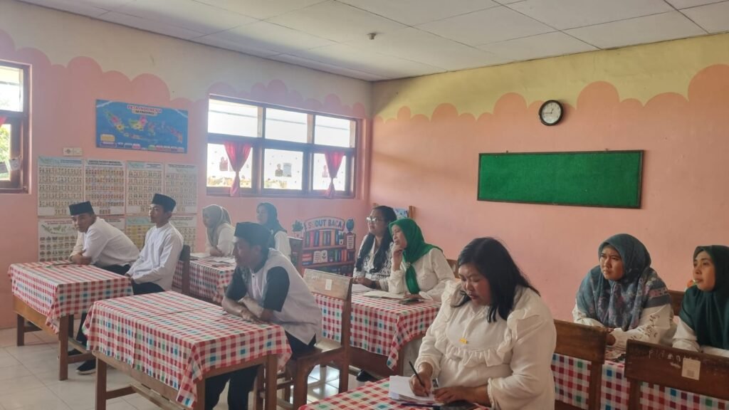 Suasana dewan guru dan tenaga kependidikan SDN Ngadirejo I saat menyimak pemaparan materi pembinaan kedinasan dengan penuh antusias.