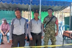 Serka Gede bersama warga saat mendampingi jalannya pemilihan Ketua RT di Kelurahan Blimbing.