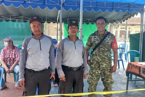 Serka Gede bersama warga saat mendampingi jalannya pemilihan Ketua RT di Kelurahan Blimbing.