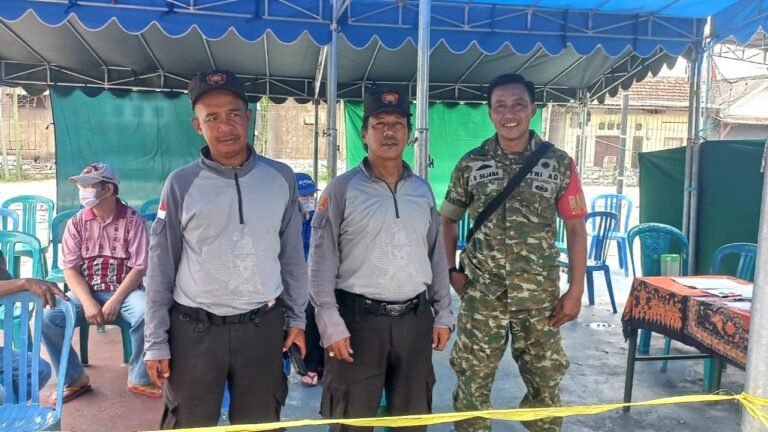 Serka Gede bersama warga saat mendampingi jalannya pemilihan Ketua RT di Kelurahan Blimbing.