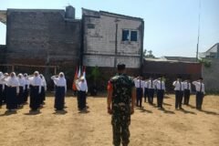 Babinsa Karangbesuki saat melatih kedisiplinan siswa SMP Islam Sabillurosyad.