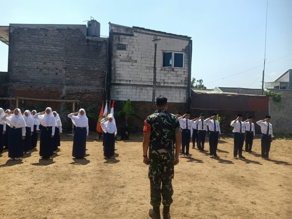 Babinsa Karangbesuki saat melatih kedisiplinan siswa SMP Islam Sabillurosyad.