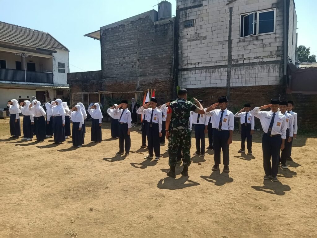 Suasana pembinaan karakter dan baris-berbaris bersama Babinsa di lingkungan sekolah.