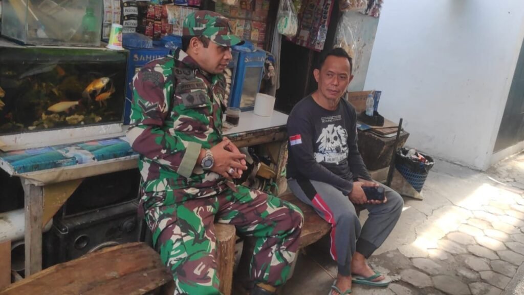 Sertu Stevanus saat berdialog santai dengan warga Kelurahan Kauman.
