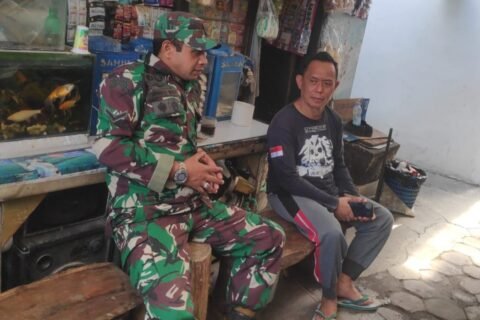 Sertu Stevanus saat berdialog santai dengan warga Kelurahan Kauman.