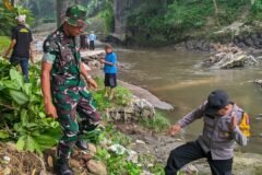 Aparat bersama warga saat membersihkan bantaran Sungai Brantas