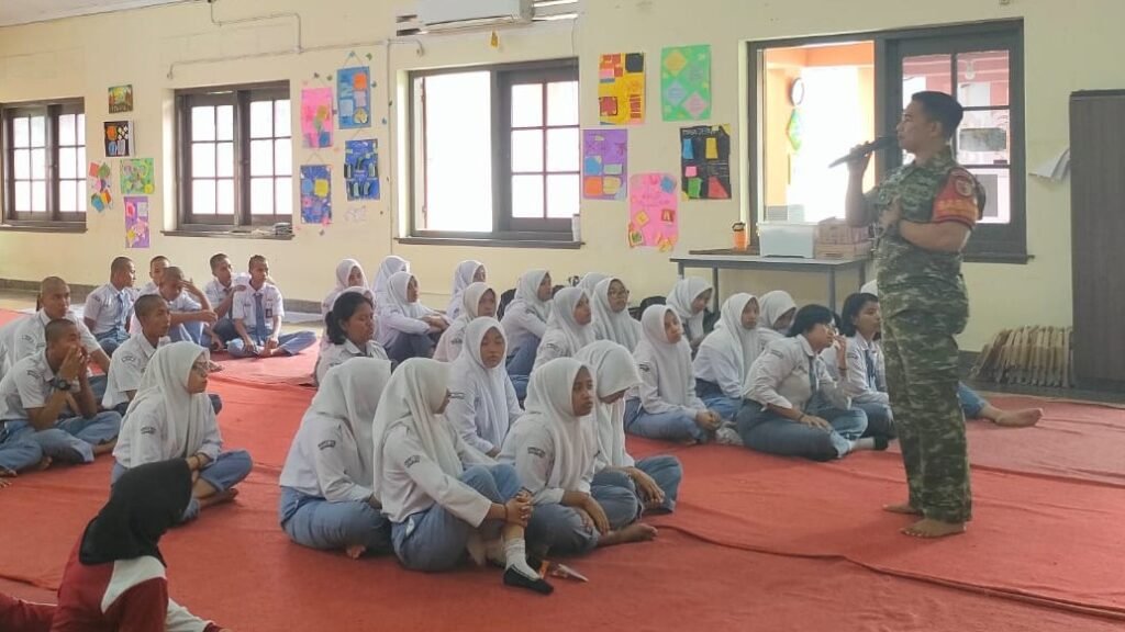 Sertu Putu saat memberikan materi wawasan kebangsaan kepada siswa-siswi SRMA 22 Kota Malang.