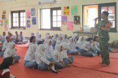Sertu Putu saat memberikan materi wawasan kebangsaan kepada siswa-siswi SRMA 22 Kota Malang.