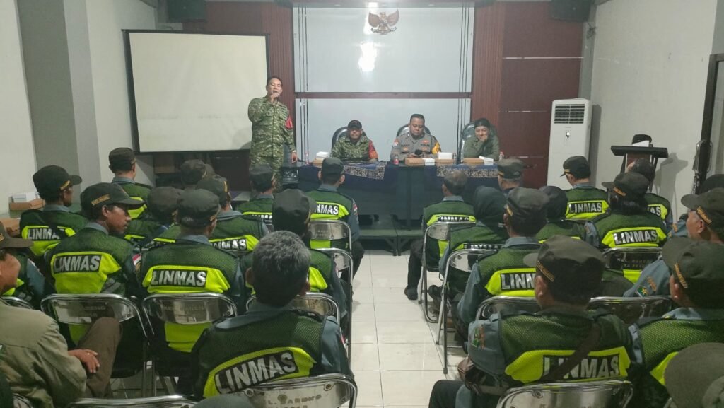 Babinsa Koramil 0833-01/Klojen memberikan pembekalan kepada anggota Perlindungan Masyarakat (Linmas) Kelurahan Bareng