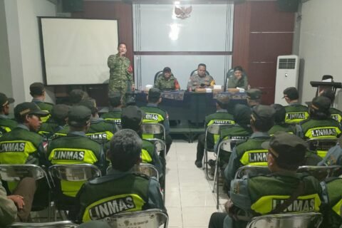 Babinsa Koramil 0833-01/Klojen memberikan pembekalan kepada anggota Perlindungan Masyarakat (Linmas) Kelurahan Bareng
