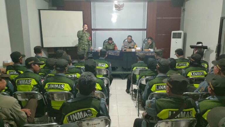 Babinsa Koramil 0833-01/Klojen memberikan pembekalan kepada anggota Perlindungan Masyarakat (Linmas) Kelurahan Bareng