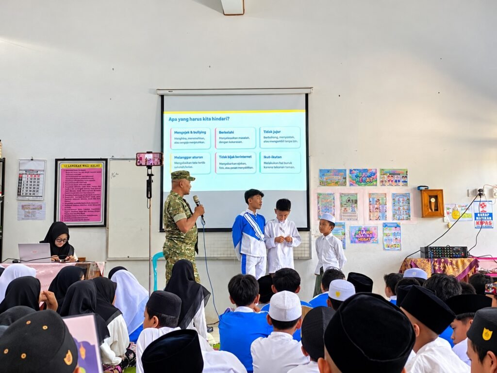 Babinsa Koptu Eko saat menyampaikan materi edukasi pencegahan bullying dan pembinaan karakter di hadapan siswa-siswi MI Nurul Hikmah.