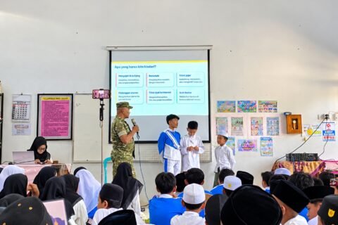 Babinsa Koptu Eko saat menyampaikan materi edukasi pencegahan bullying dan pembinaan karakter di hadapan siswa-siswi MI Nurul Hikmah.
