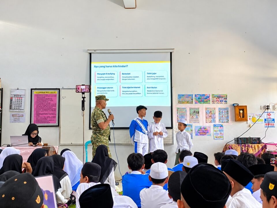 Babinsa Koptu Eko saat menyampaikan materi edukasi pencegahan bullying dan pembinaan karakter di hadapan siswa-siswi MI Nurul Hikmah.